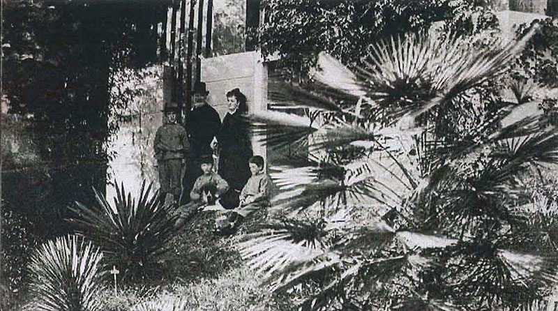 Pietro Troubetzkoy, la consorte Ada Winans, con i tre figli Pierre, Paolo e Luigi e il cane Bai nel giardino di Villa Ada, 1877-1878